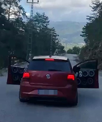 Kapıları açık ilerleyen otomobilin 15 yaşındaki sürücüsüne 60 bin lira ceza