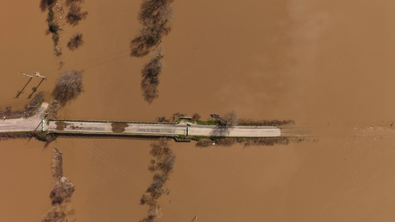 Yaklaşık 20 bin dekarlık alan su altında kaldı