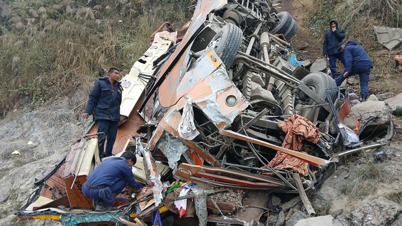 Yolcu otobüsü kaza yaptı! 19 ölü