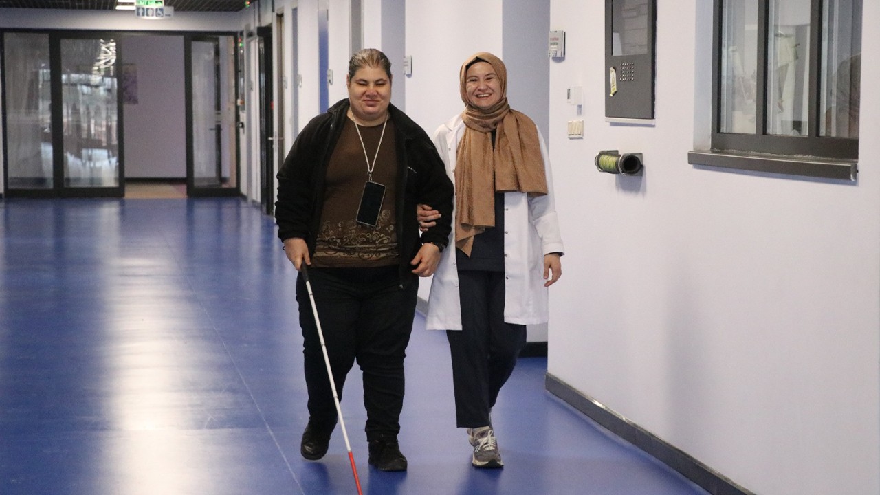 Görme engelli Arzu, beyaz bastonu ile 4 üniversite bitirdi