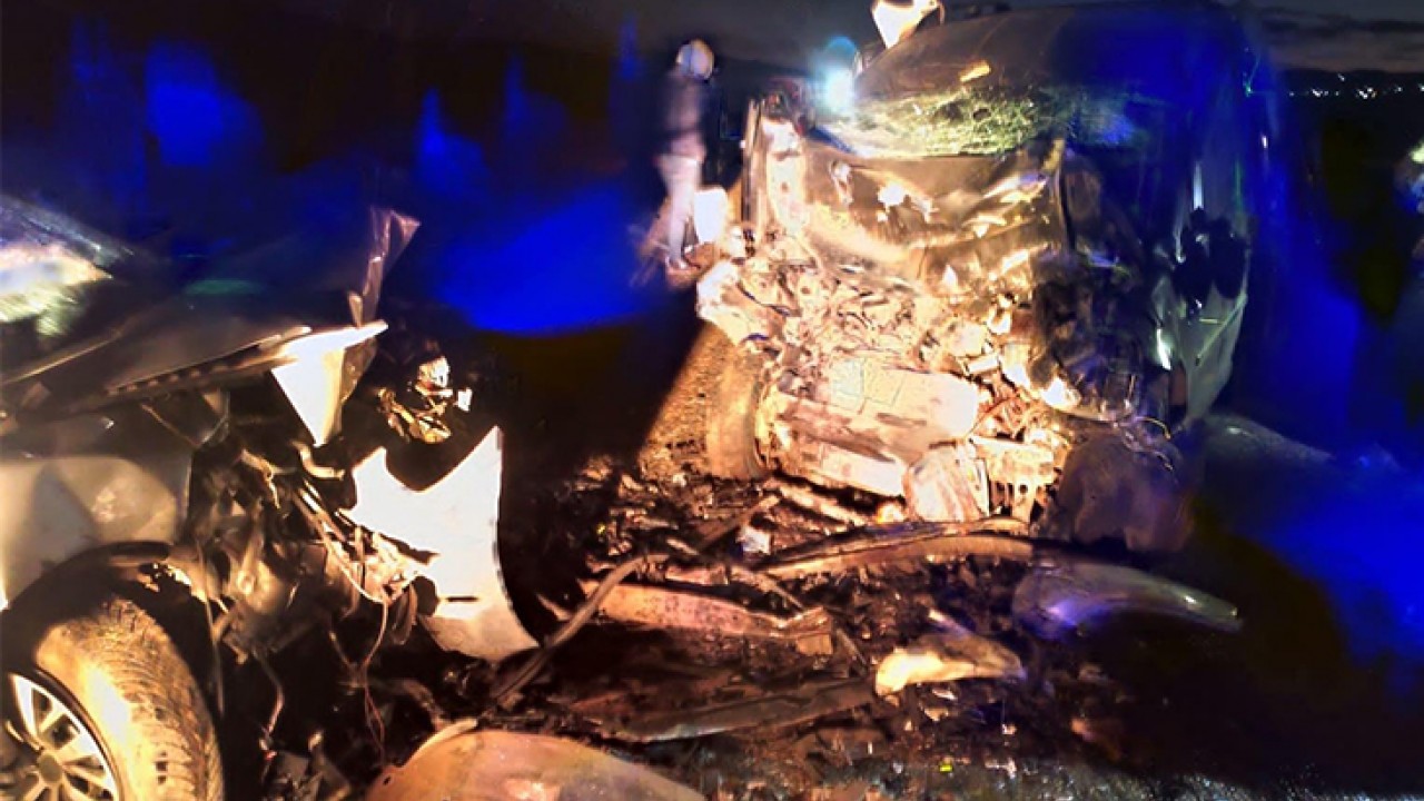 İki otomobil kafa kafaya çarpıştı: 3 ölü, 3 yaralı