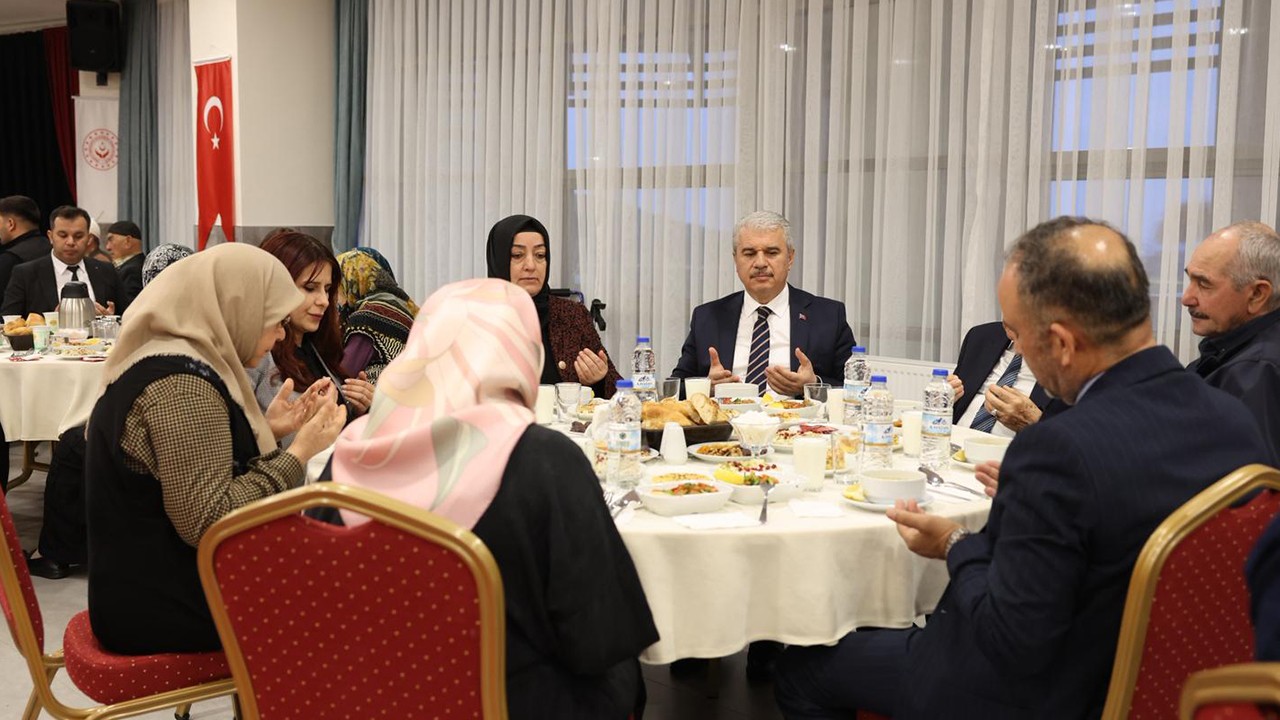 Vali İbrahim Akın, Huzurevi sakinleriyle iftar sofrasında bir araya geldi