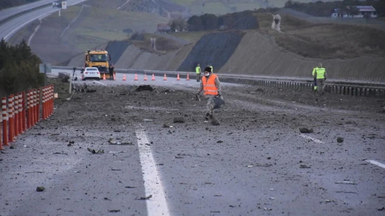 Balıkesir’de kaza kırıma uğrayan F-16 uçağının enkazı kaldırılıyor