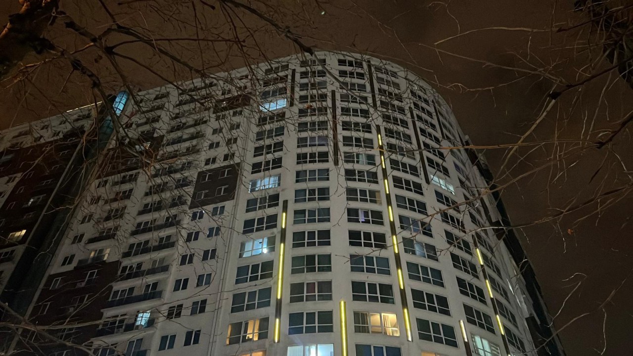 Bir sitenin bina koridorunda 2 kişi silahla vurulmuş halde ölü bulundu