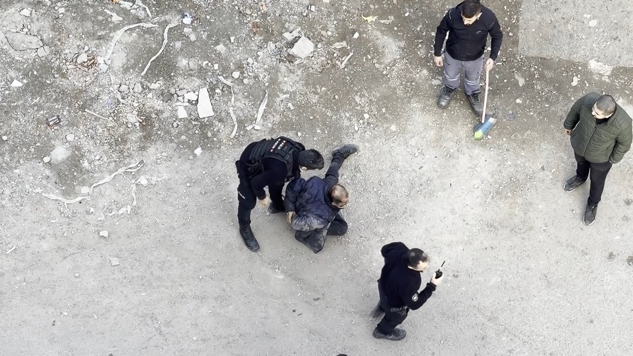 Kadınlara ve araçlara saldıran zihinsel engelli gözaltında