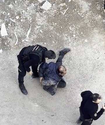 Kadınlara ve araçlara saldıran zihinsel engelli gözaltında