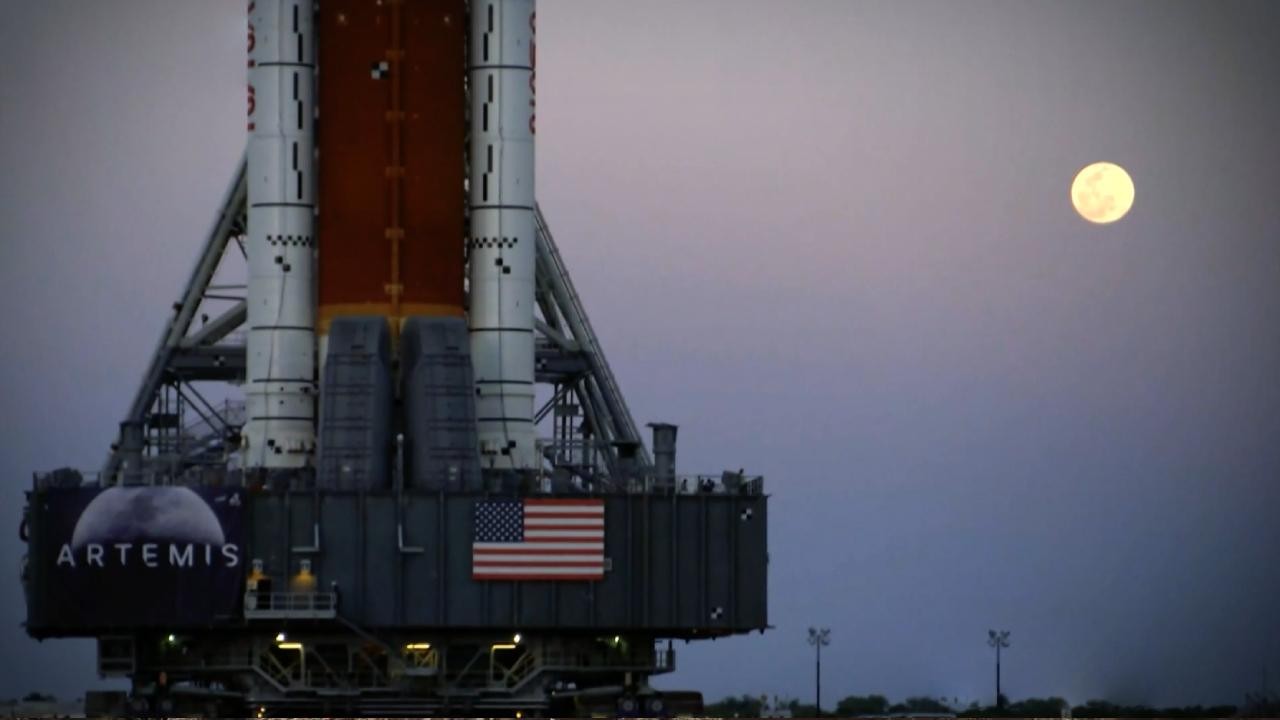 NASA, Artemis II roketini tamir için fırlatma rampasından hangara çekiyor