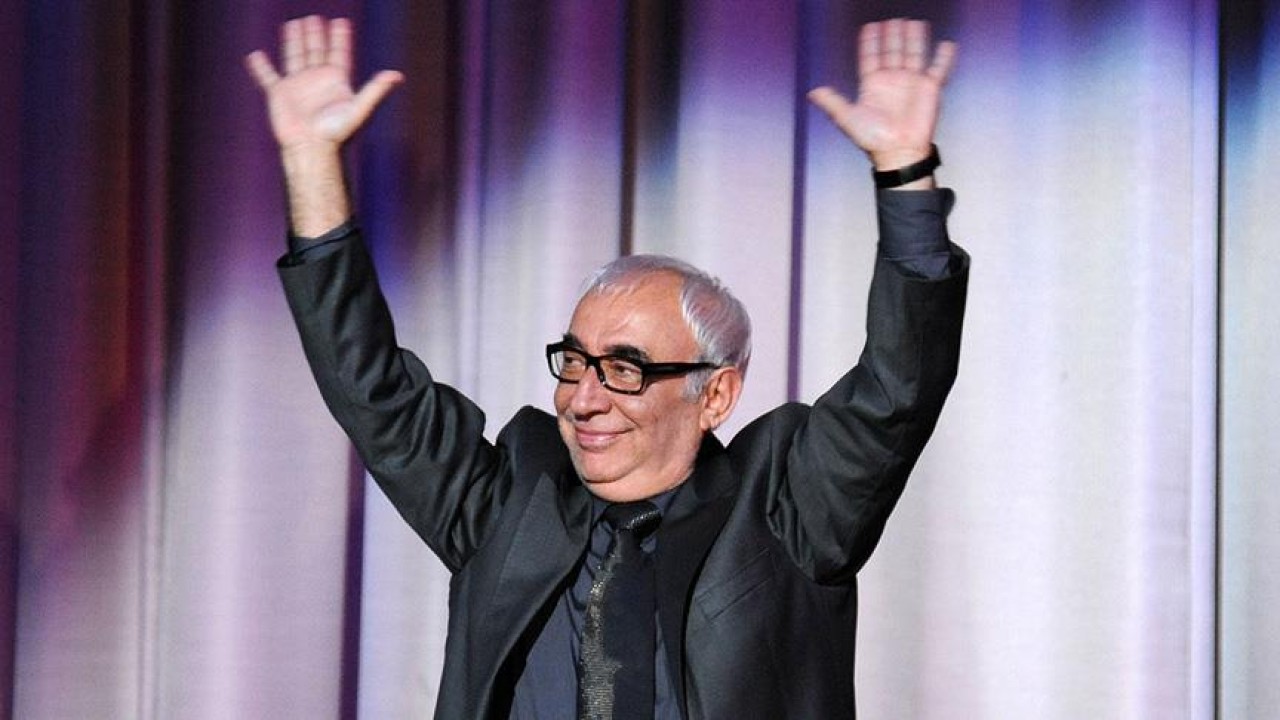 Şener Şen’in Ne Olacak Şimdi filminde, “Yaz kızım, torba çimento, ... kamyon çakıl, ... tane kapı.“ repliğinde sırasıyla boşluklara ne gelmelidir? Beyaz’la Joker Sorusu