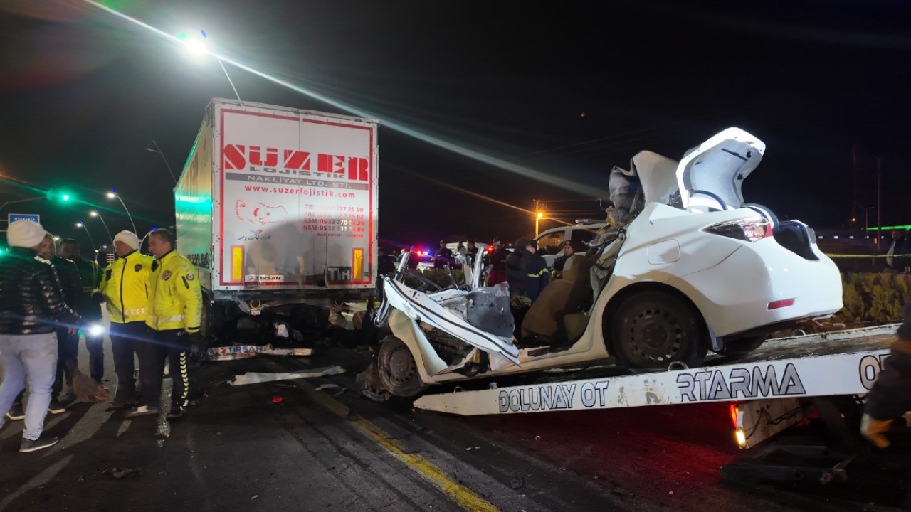 Tıra çarpan otomobilin sürücüsü hayatını kaybetti