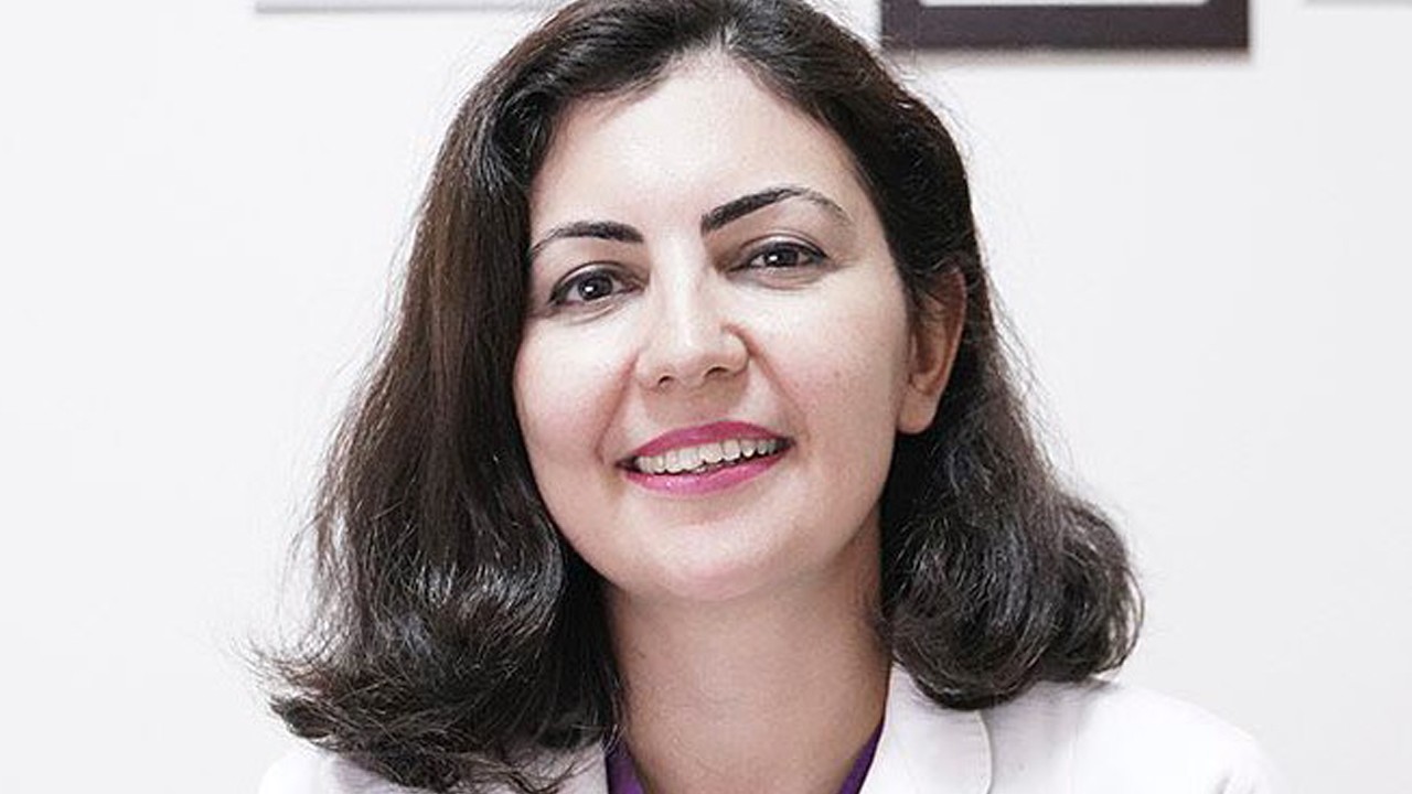 Kas gevşetici yerine başka ilaç verildi! Kalbi duran doktor yaşam savaşı veriyor