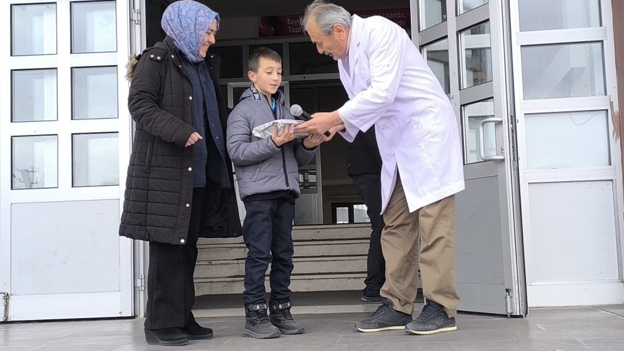 "Siyer Kitap Yarışması"nda dereceye giren öğrencilere ödül