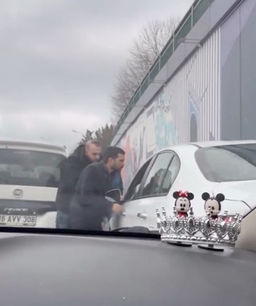 Araçtan indi, ehliyeti gitti...Yol verme tartışmasına 180 bin lira ceza