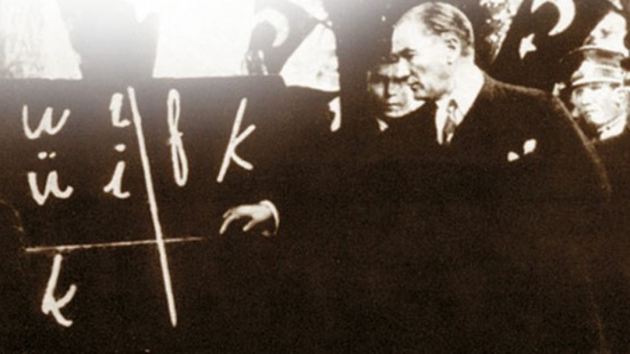 Atatürk'ün 1928 yılında tahta başında yeni harfleri yazarken görülen fotoğrafı nerede çekilmiştir? Çifte Milyon Sorusu