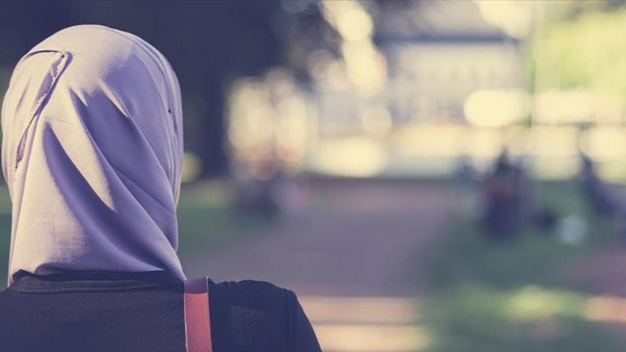 Başörtüsü nedeniyle hakarete uğradığını iddia eden akademisyen tazminat davası açtı