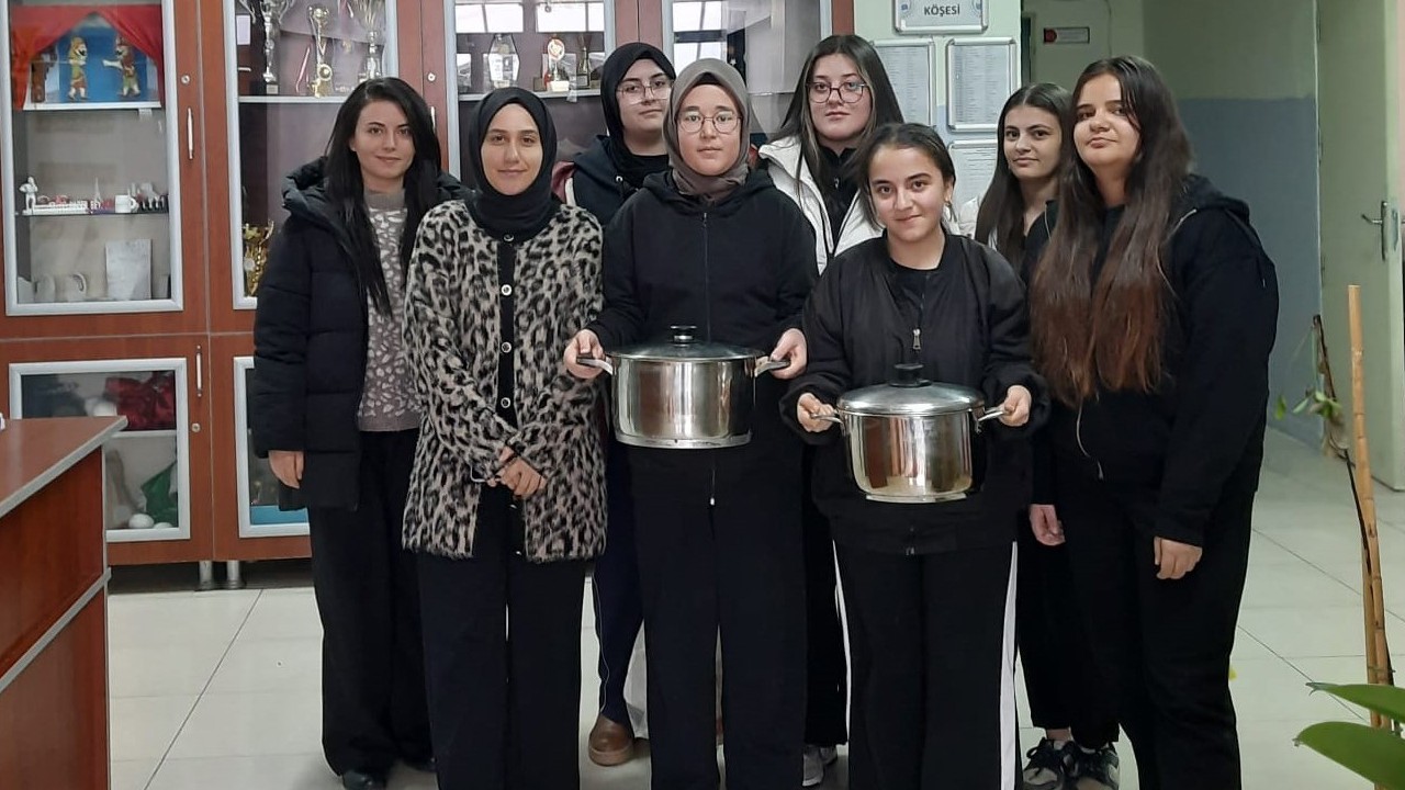 Beyşehir’de lise öğrencilerinden ramazan etkinliği: "Bir Tas Çorba da Bizden"