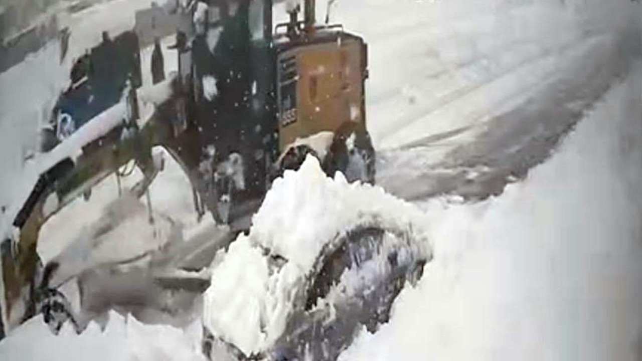 İş makinesi yol temizliği yaptığı sırasında kara gömülen otomobile çarptı