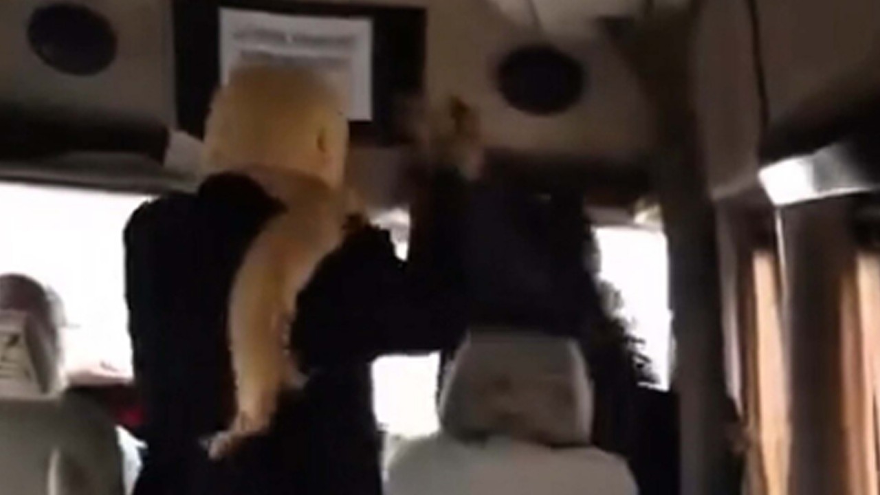 Minibüste kadınların 'sigara içme' kavgası kamerada