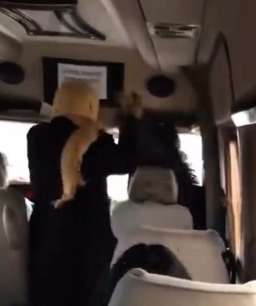 Minibüste kadınların 'sigara içme' kavgası kamerada