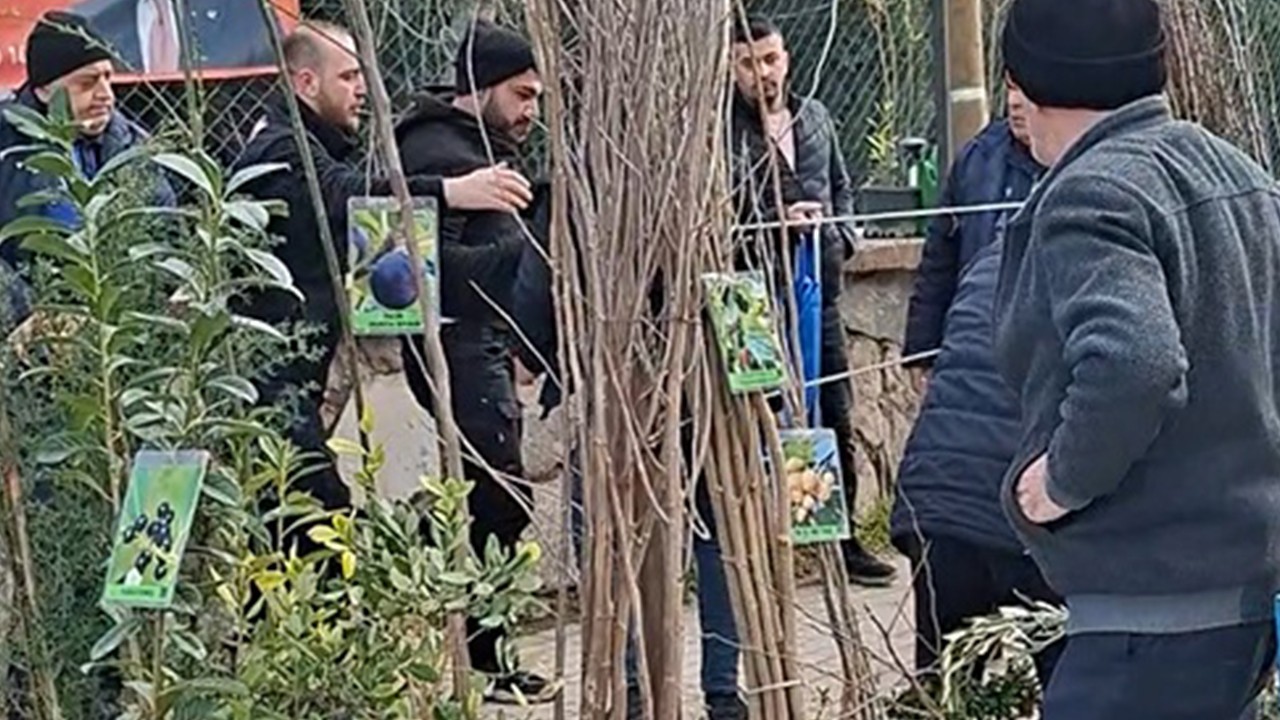 Seyyar satıcılar, kendilerini uyaran zabıtalara bıçakla saldırdı