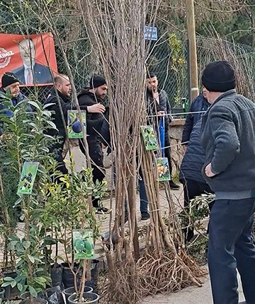 Seyyar satıcılar, kendilerini uyaran zabıtalara bıçakla saldırdı