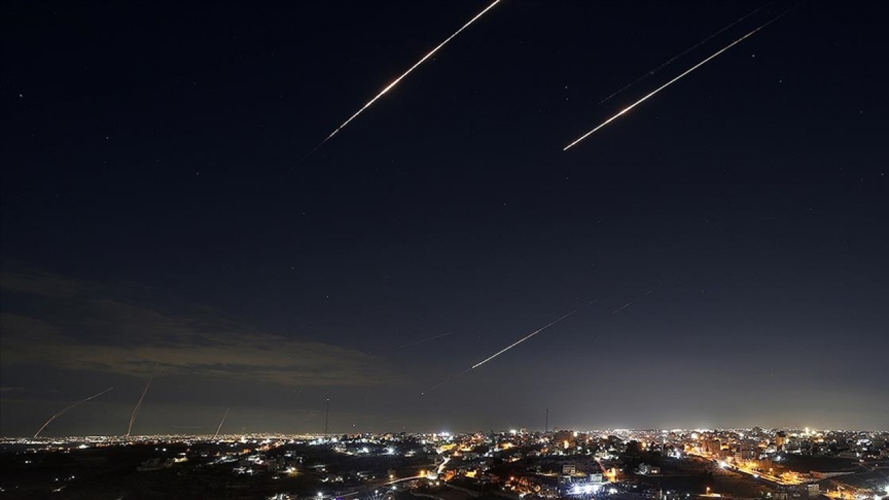 İran, ABD üslerine ve İsrail'e yeni saldırılar düzenledi