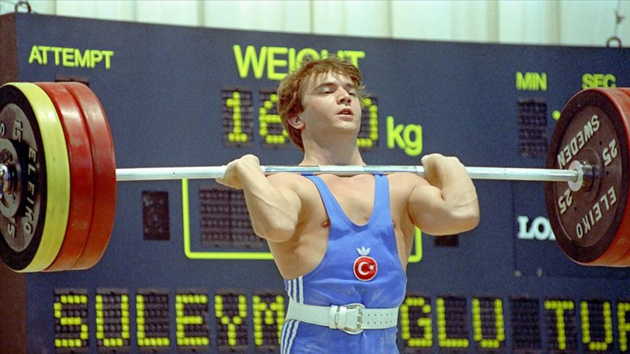 Naim Süleymanoğlu hangi yıl yapılan olimpiyatlarda ilk altın madalyasını kazanmıştır? Çifte Milyon