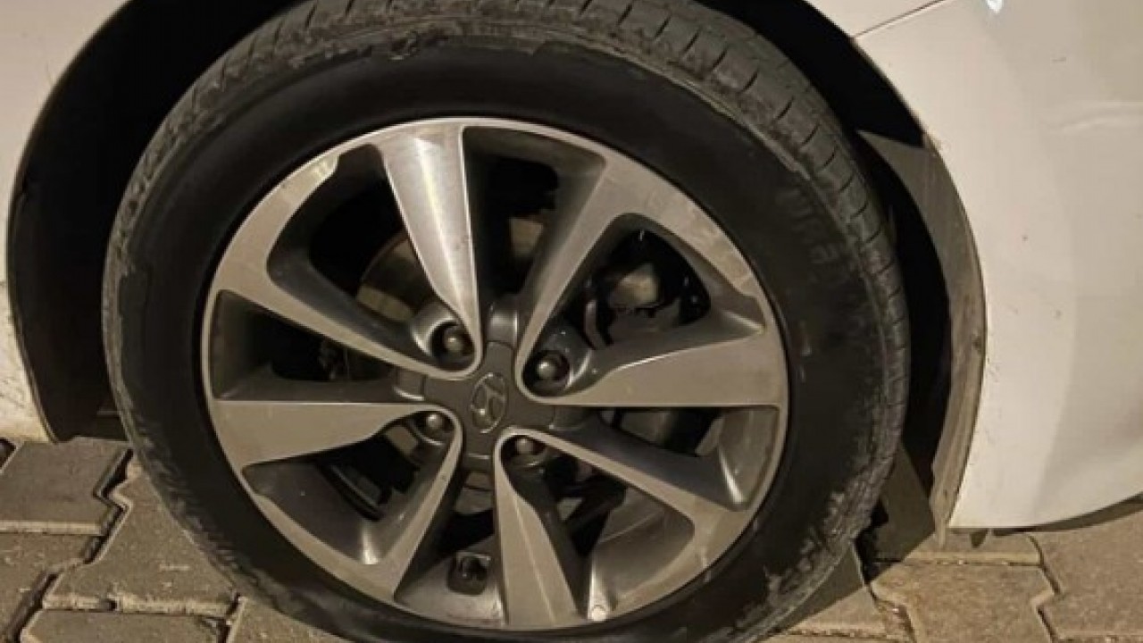 Park halindeki aracın lastikleri kesildi