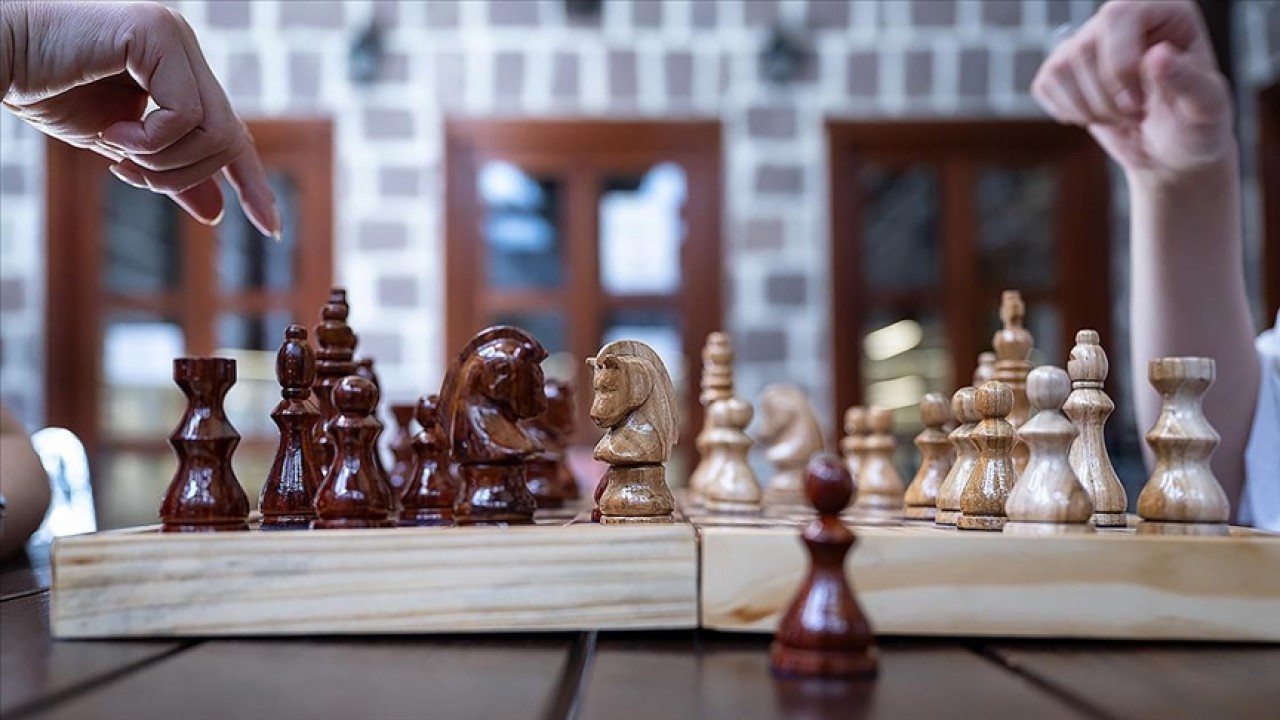 Sanskritçede ordunun dört birimi anlamına gelen ve satrancın en eski formu kabul edilen oyunun adı nedir? Beyaz'la Joker Sorusu