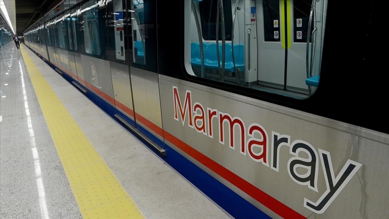 Yenikapı Marmaray istasyonu duvarına yazılmış Kelime-i Tevhid hangi hat yazısı ile yazılmıştır? Beyaz'la Joker Sorusu