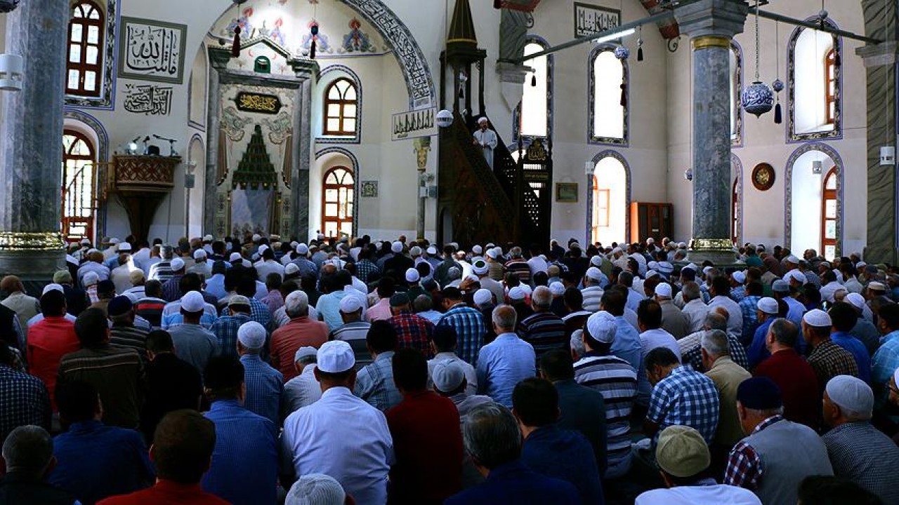 Hangisi, Nahl suresinin “O, düşünüp tutasınız diye size öğüt veriyor“ şeklinde biten 90. ayetinde direkt olarak emredilenlerden değildir? Milyoner Sorusu
