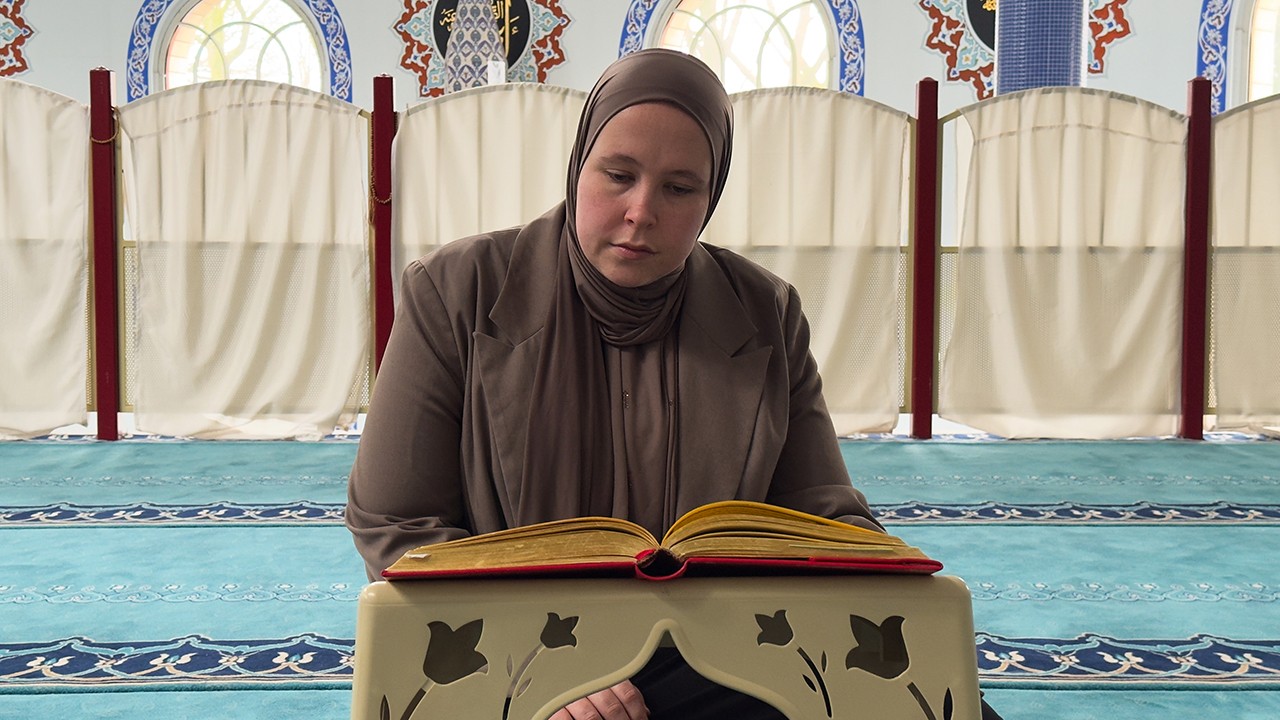 Hollanda'da sonradan Müslüman olan Zeynep van de Weijer: İslam'ı seçtikten sonra huzura kavuştum