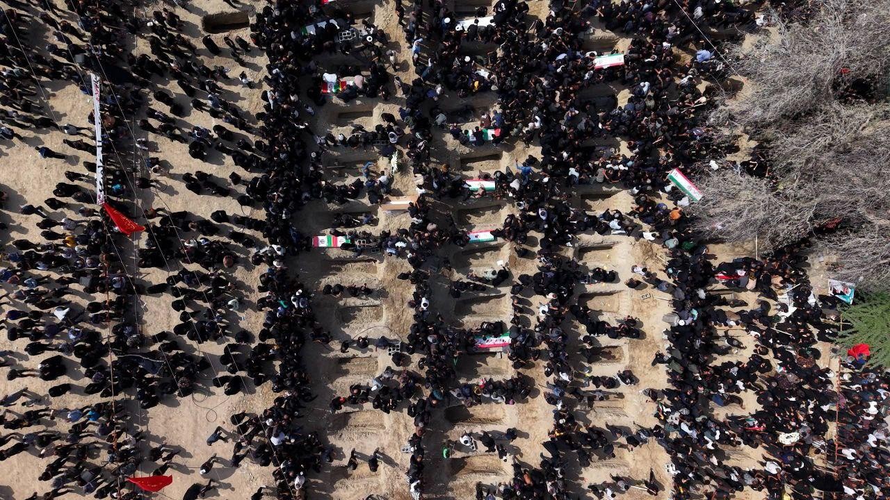 İran'da okul saldırısında hayatını kaybeden 165 can için cenaze töreni düzenlendi