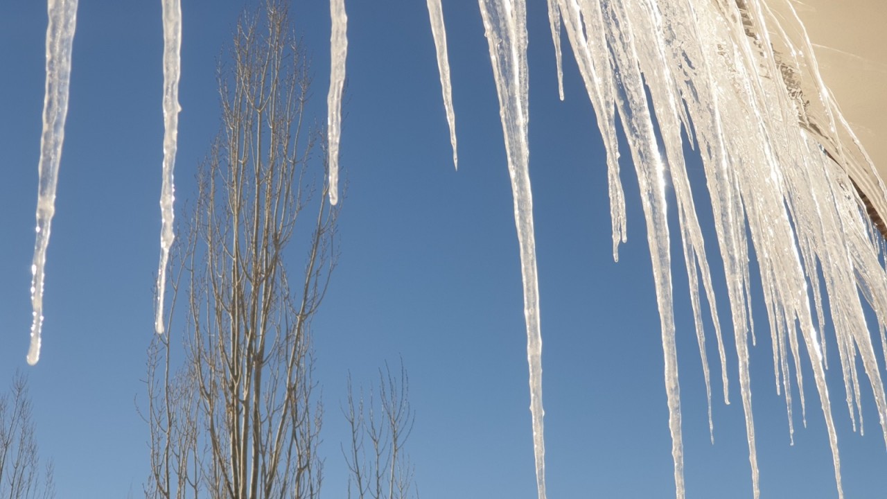 Termometreler eksi 18’i gördü, binalarda 3 metrelik buz sarkıtları oluştu