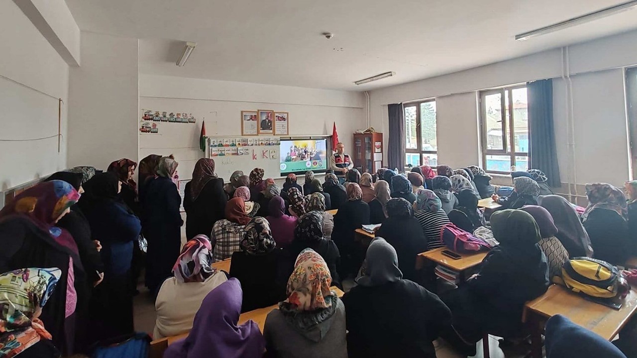 Konya’da "En İyi Narkotik Polisi Anne" seminerleri düzenlendi
