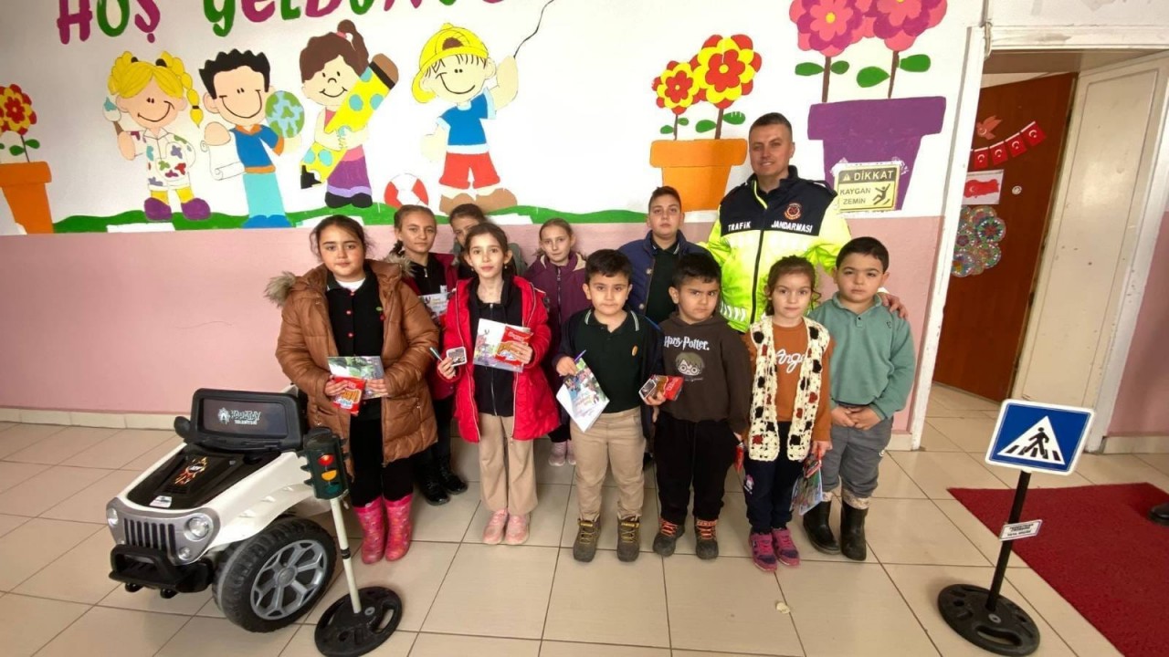 Konya'da jandarma ekiplerinden öğrencilere ve sürücülere trafik eğitimi