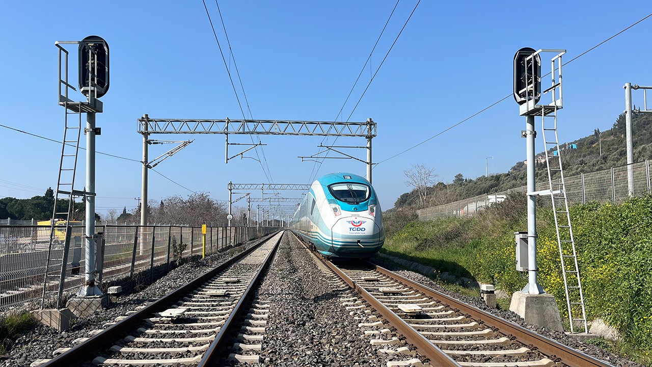 Trenin çarptığı yaya hayatını kaybetti