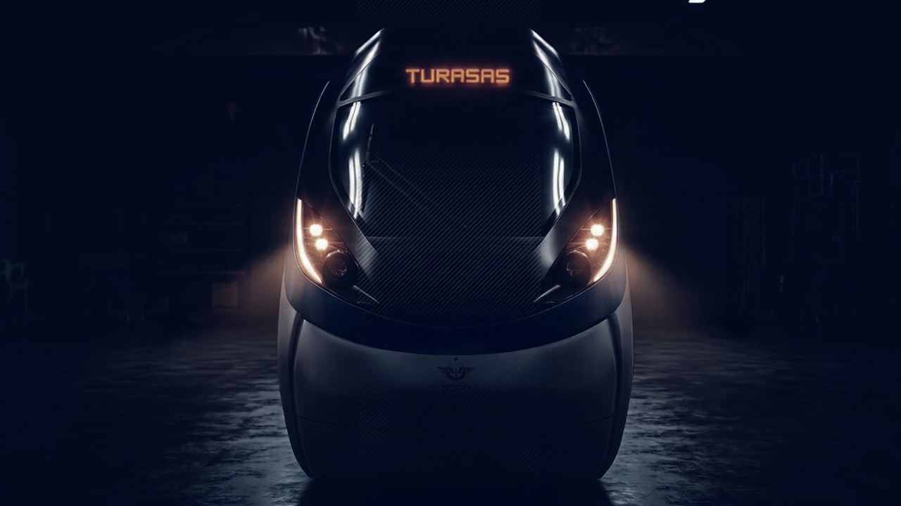 Türkiye'nin ürettiği ilk hızlı tren, raylara iniyor