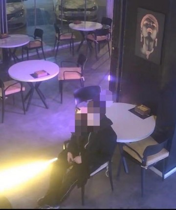 Hırsızlığın böylesi... Hırsızlık için girdiği kafede ısındı, yemek yedi