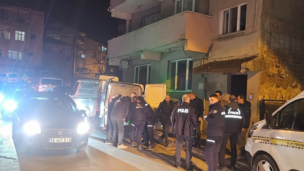 Vatandaşları 300 milyon lira dolandırdığı ileri sürülen emlakçı evinde ölü bulundu