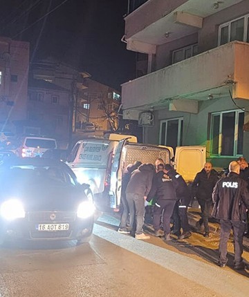 Vatandaşları 300 milyon lira dolandırdığı ileri sürülen emlakçı evinde ölü bulundu