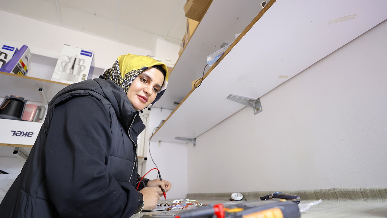 Beyaz eşya tamircisi "Aslı usta" 5 yıldır arızalara çözüm üretiyor