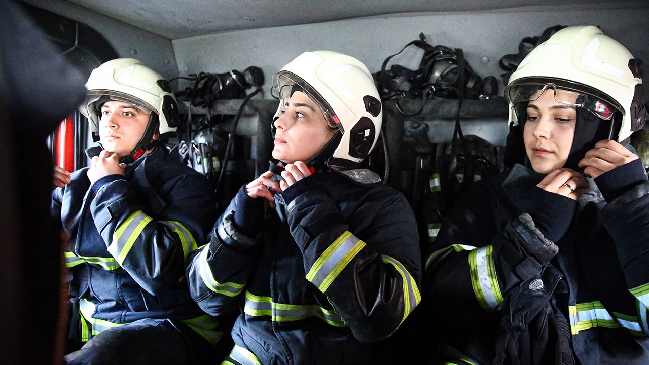 Kadın itfaiyeciler özveriyle çalışıyor