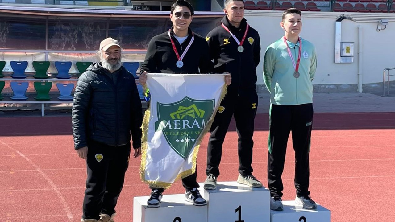 Meramlı sporculardan okçuluk turnuvasında çifte başarı