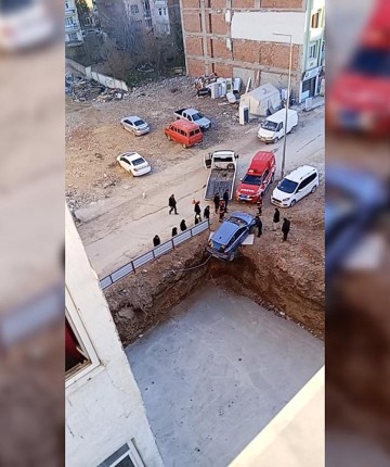 Otomobil, 4 metrelik inşaat temelinin kenarında asılı kaldı