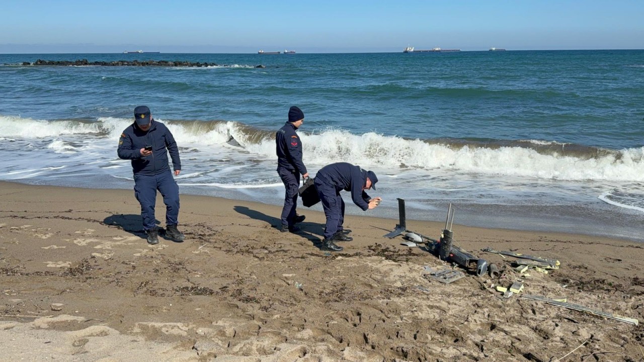 Sahilde hangi ülkeye ait olduğu bilinmeyen parçalanmış insansız hava aracı bulundu