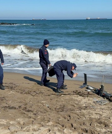 Sahilde hangi ülkeye ait olduğu bilinmeyen parçalanmış insansız hava aracı bulundu