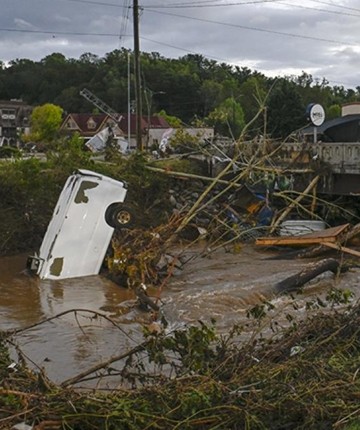 Şiddetli fırtına ve kasırga sonucu 8 kişi hayatını kaybetti