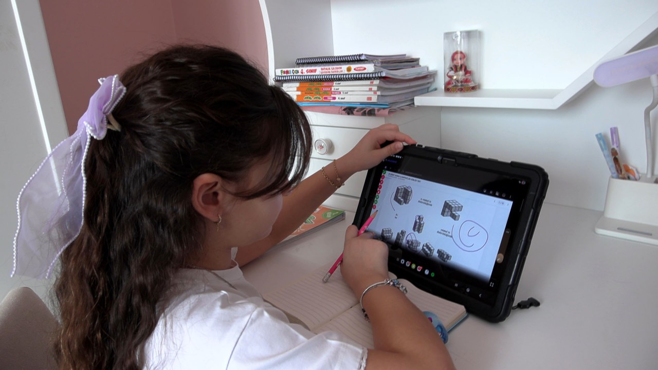 10 yaşındaki Lina, matematikte dünya birincisi oldu