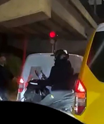 Tartıştığı sürücünün aracına sopayla giden taksici tutuklandı