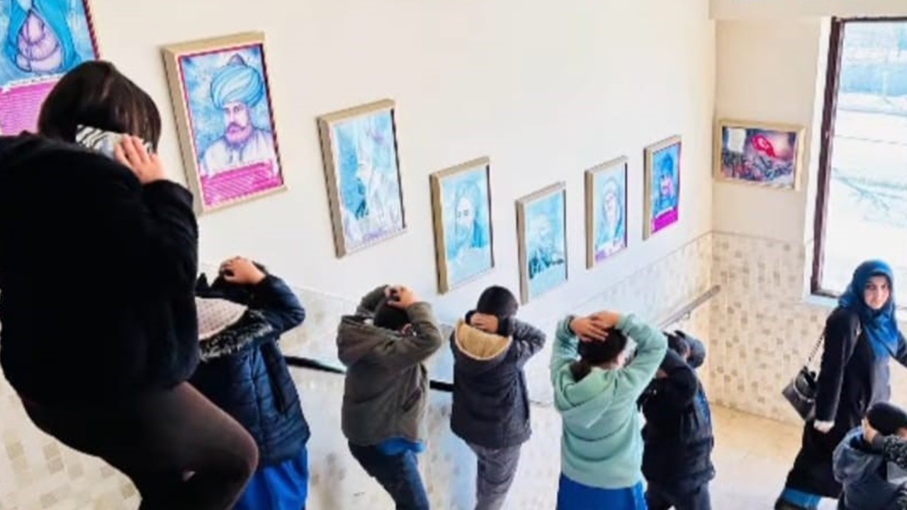 Yunak’taki okullarda deprem tahliye tatbikatı gerçekleştirildi